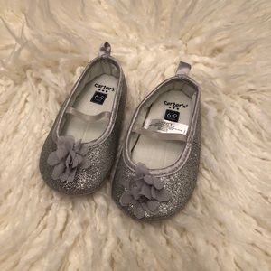 🛍 NWOT Carter’s Sparkly Silver Crib Shoes